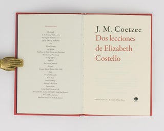 Dos Lecciones de Elizabeth Costello. [Spanish translations of two stories, 'As a Woman grows Older' and 'The Old Woman and the Cats']