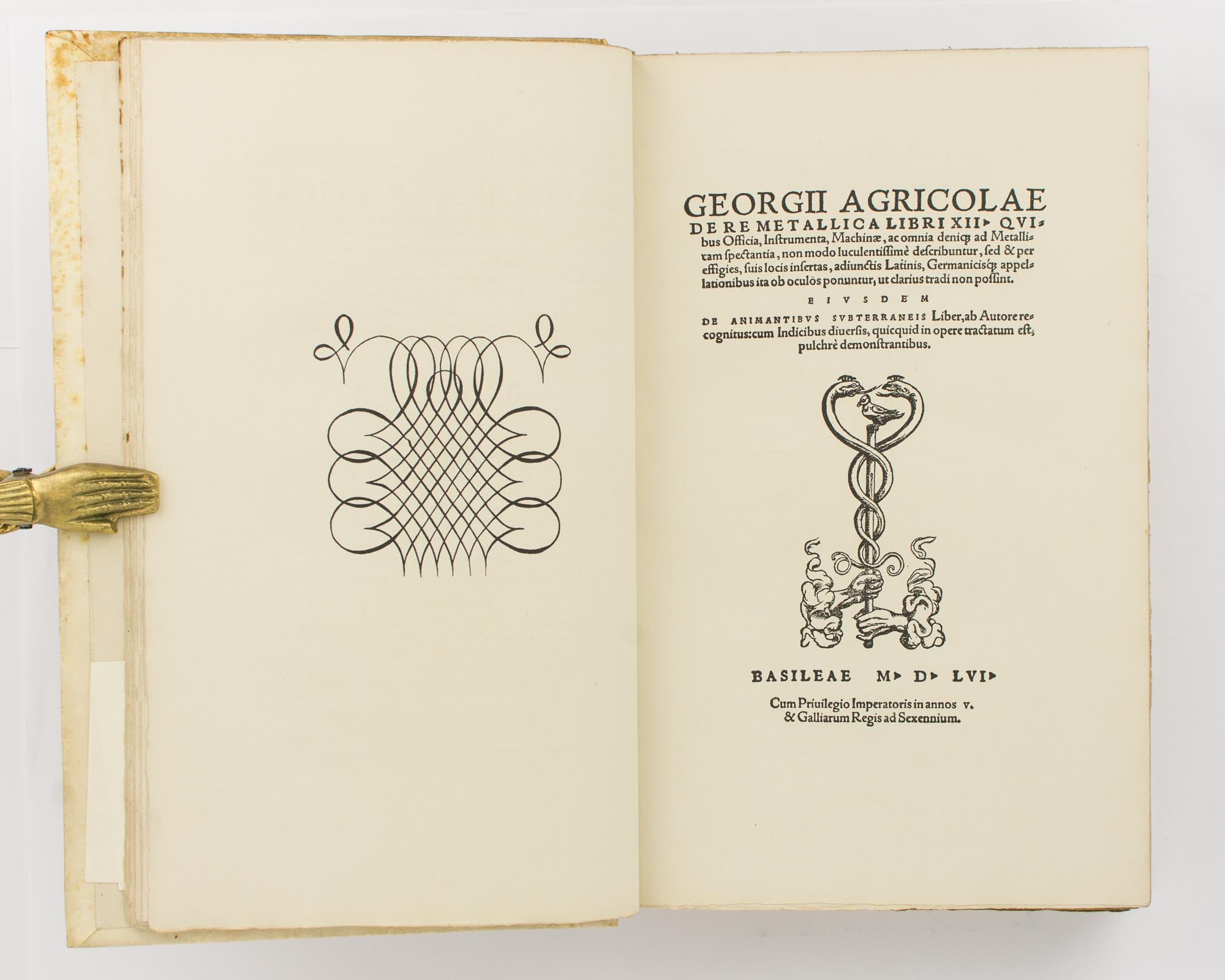 De Re Metallica. Translated from the First Latin Edition of 1556 with  Biographical Introduction, Annotations and Appendices upon the Development  of Mining Methods, Metallurgical Processes, Geology, Mineralogy & Mining Law