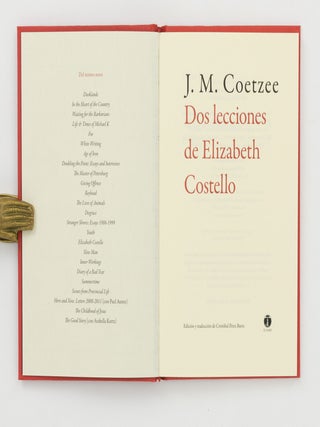 Dos Lecciones de Elizabeth Costello. [Spanish translations of two stories, 'As a Woman grows Older' and 'The Old Woman and the Cats']