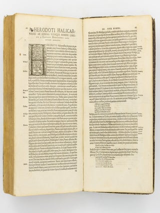 Herodoti Halicarnassei Historiographi libri novem, musarum nominibus inscripti, interprete Laurentio Valla. Accesserunt huic editioni plus minus nouem folia, quae in primo libro &agrave; Laurentio exemplaris fort&egrave; vitio praetermissa, iam primum &agrave; Conrado Heresbachio &egrave; Graeco suis locis sunt adiecta ... Item. De genere vitaque Homeri libellus, iam prim&ugrave;m ab eodem Heresbachio &egrave; Graeco in Latinum conuersus